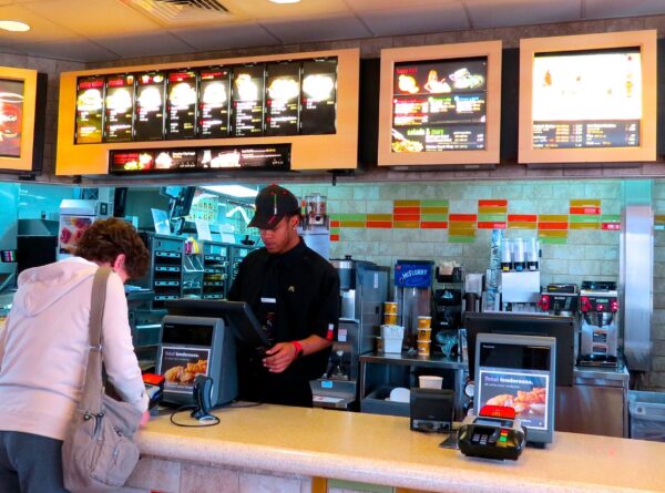 Ödeme Sistemlerindeki Gelişmeler Hızlı Servis Restoranlarını Nasıl Etkileyecek?